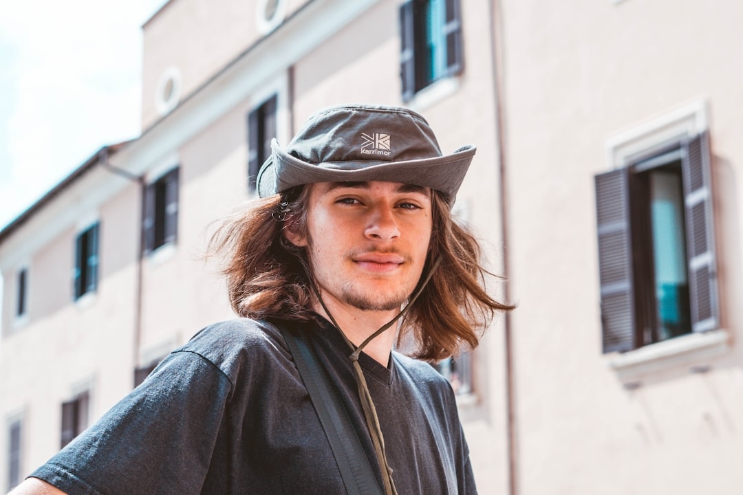 How to Wear a Cap with Long Hair: Styling Guide Without Damage