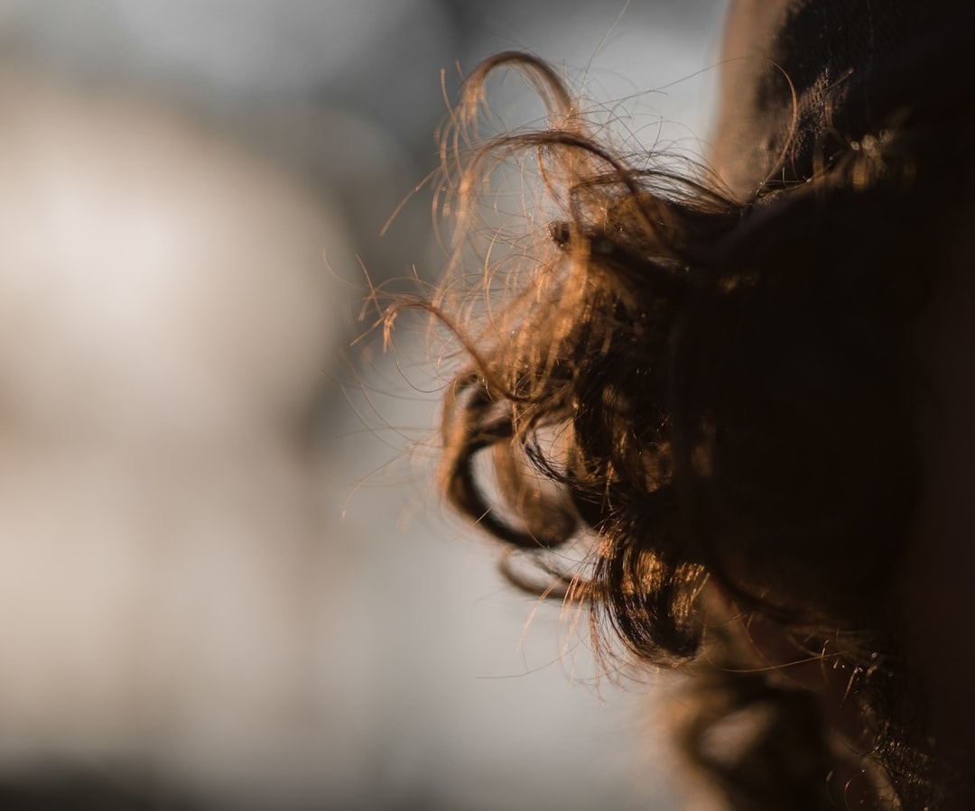 How to Get Rid of Frizzy Hair When Dry: Complete Guide for Apartment Dwellers