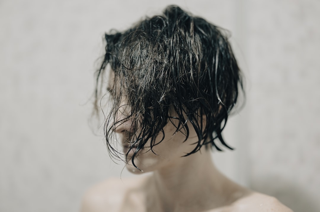 Can You Put Conditioner on Dry Hair? A Stylist’s Guide to This Budget-Friendly Technique